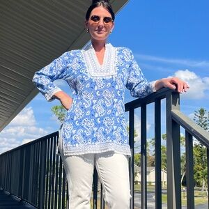 Sulu Women’s Size 6 White Blue Embroidered Sequin Tunic 
Size 6